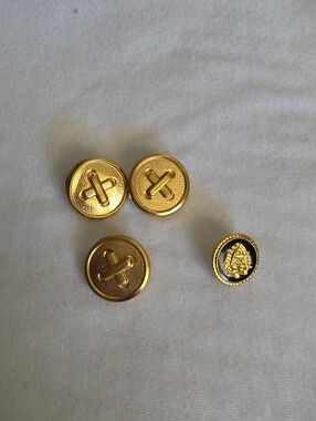 4 Vintage metal buttons